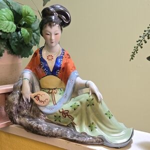 Beautiful Elegant Vintage Hand Painted 10” Porcelain Geisha Girl Statue.